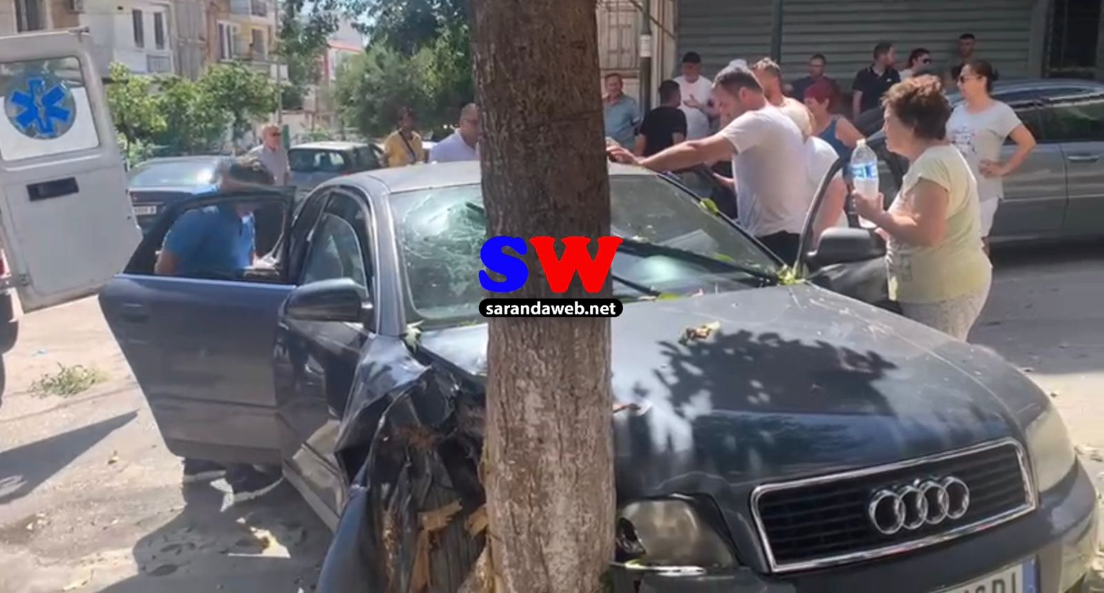 Automjeti përplaset me pemën, 2 të plagosur transportohen në spital &#8211; VIDEO