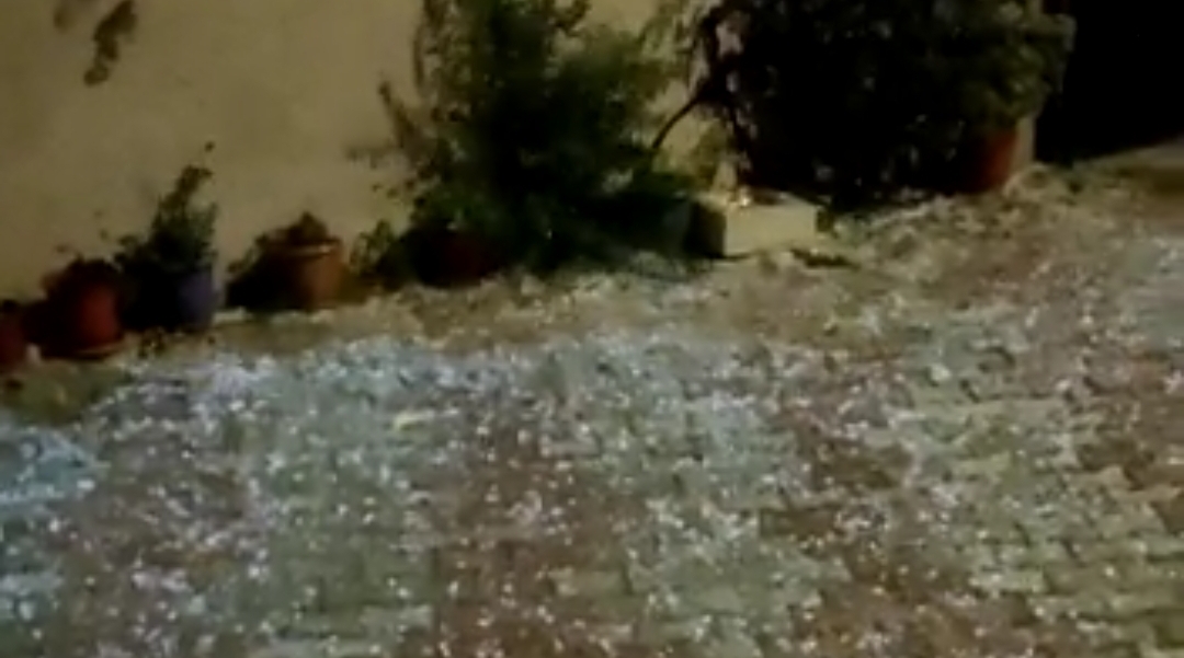 Shirat shkaktojnë dëme të shumta, në Ksamil gjatë natës edhe breshër &#8211; VIDEO
