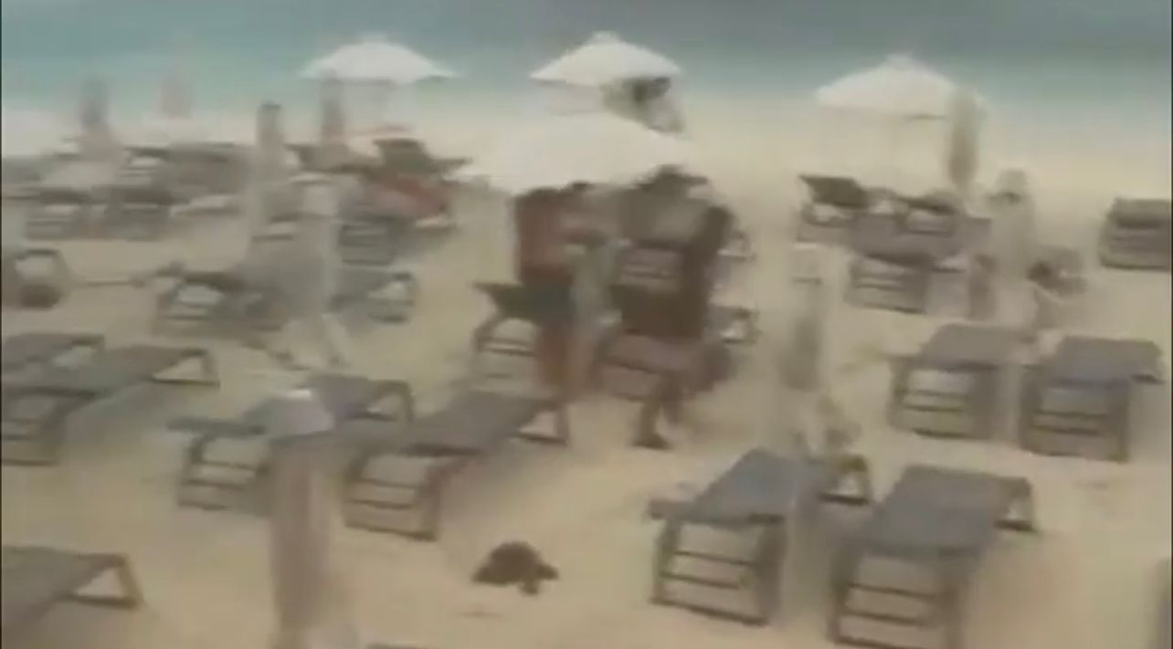 KSAMIL: Era fluturon në det çadrat dhe shezlongë &#8211; VIDEO