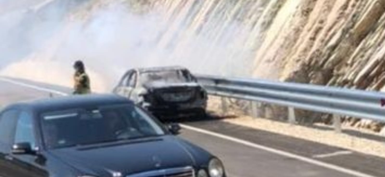 Automjeti merr flakë ende pa shkuar te tuneli i rrugës Kardhiq &#8211; Sarandë