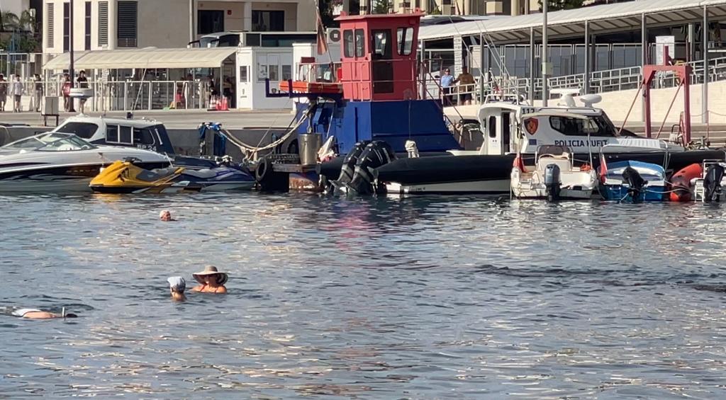 Kreu i Operatorëve Turistik: Policia Kufitare s’ka bërë detyrën, korruptohen me 20 mijë lekë! Makinat po parkohen në trotuarë