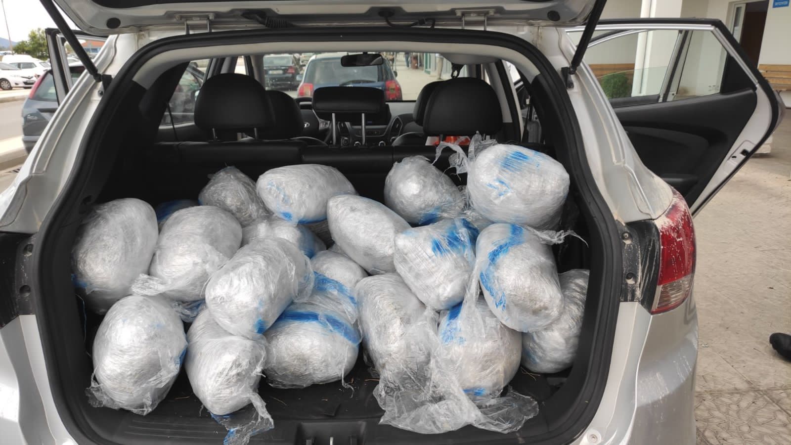Shqiptari kapet në Igumenicë me 77 kg kanabis në automjet