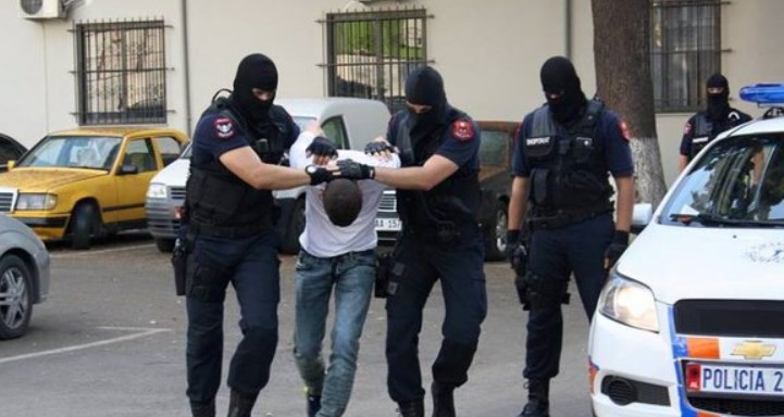 Policia kap një 19-vjeçar, akuzohet për 3 vjedhje në Shalës, Kostar dhe Çukë