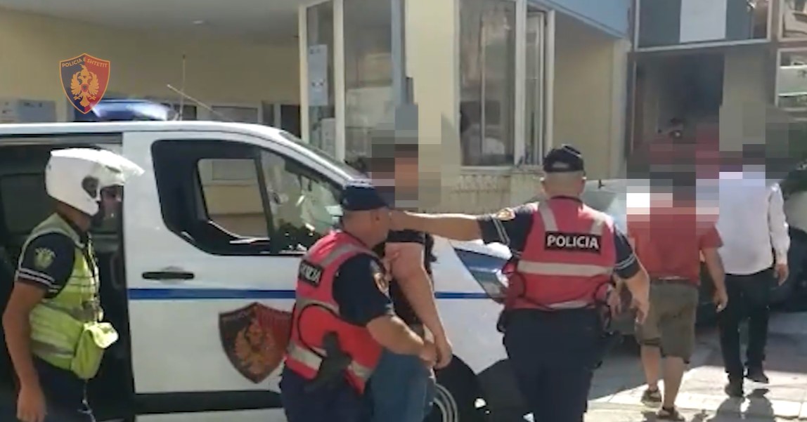 Policia kap 8 emigrantë, arrestohet 19-vjeçari që i transportonte &#8211; VIDEO