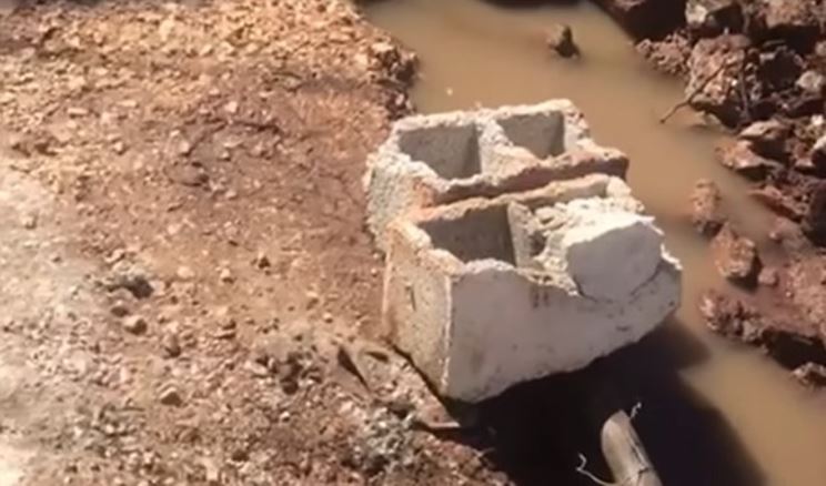 Denoncimi: Dëmtohet rrjeti i kanalizimeve, ujërat e zëza përhapen në lagje dhe në det &#8211; VIDEO