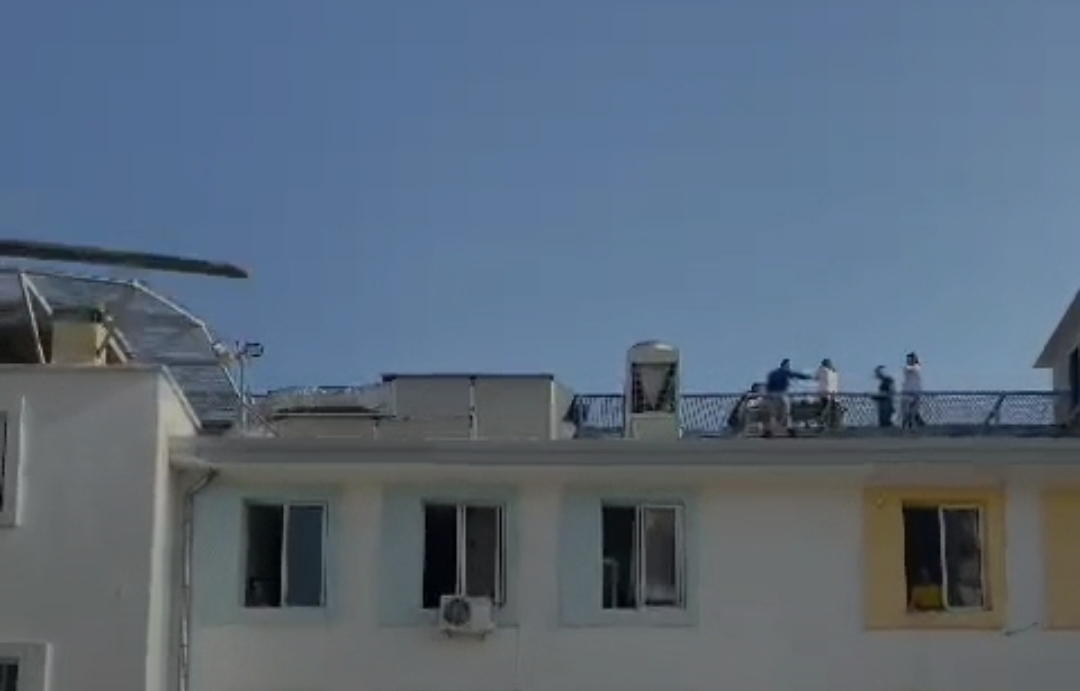 2 TË PLAGOSURIT E AKSIDENTIT NË KSAMIL TRANSPORTOHEN ME HELIKOPTER &#8211; VIDEO