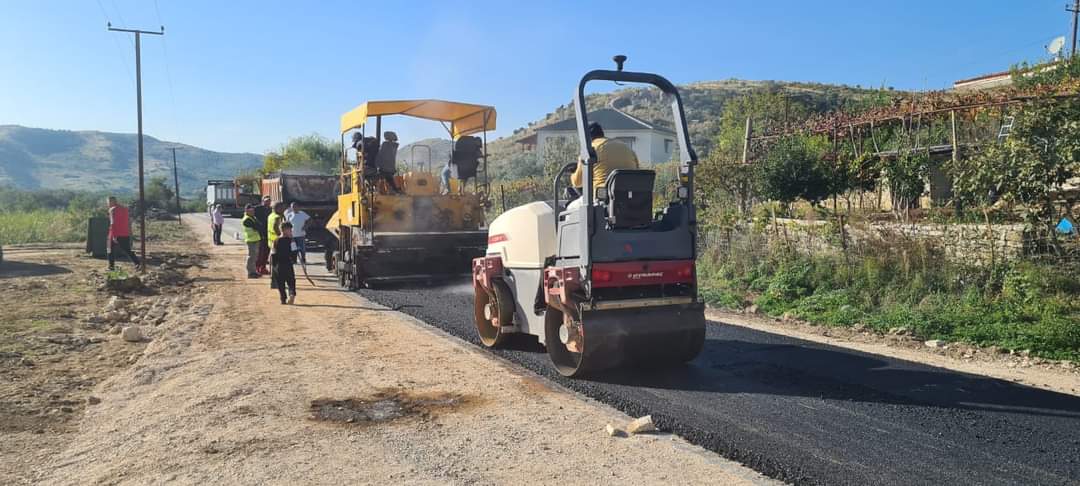 Rruga e Navaricës shtrohet me asfalt, Kristo Kiço dhe Niko Kuri vizitojnë punimet