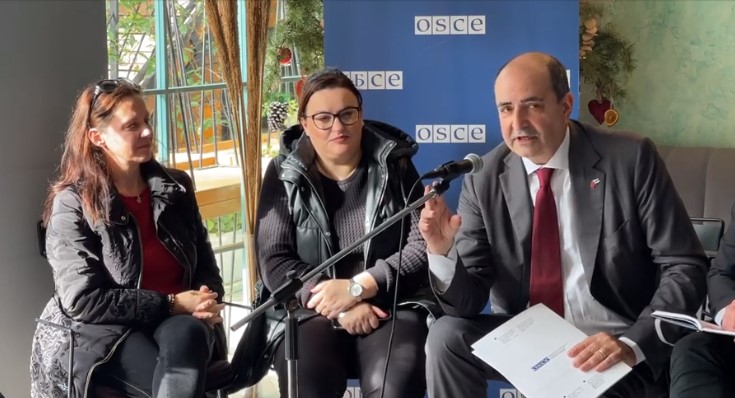 Ambasadori i OSBE diskutim me të rinj në Sarandë kundër dhunës me bazë gjinore