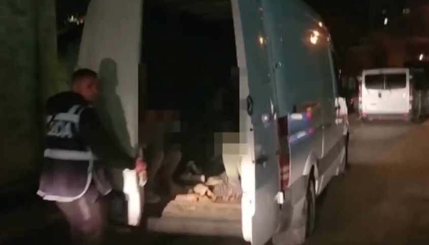 Transportonte me furgon 9 emigrantë, kapet nga Policia 24-vjeçari nga Saranda, sekuestrohet mjeti