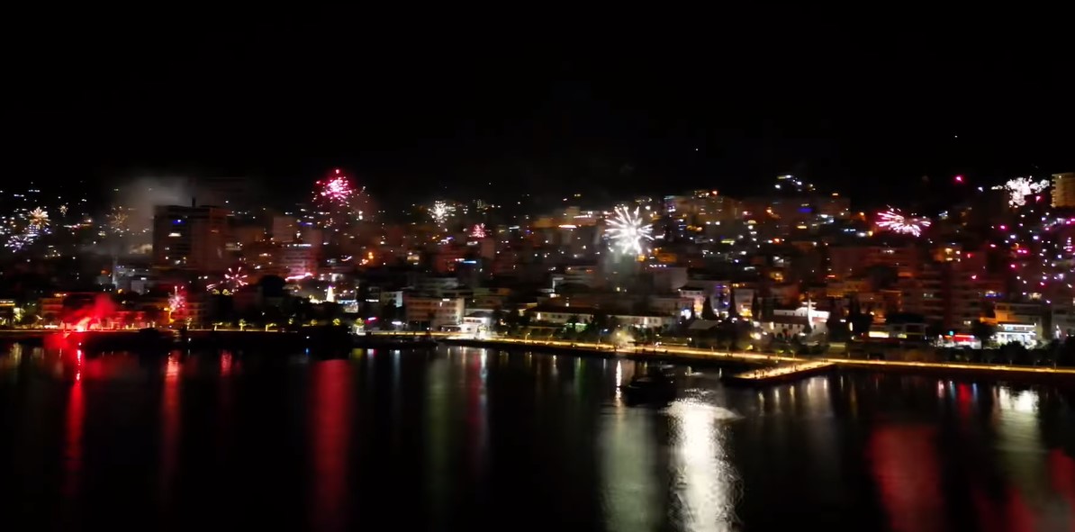 2023 pritet me Spektakël fishekzjarresh në Sarandë &#8211; VIDEO me dron