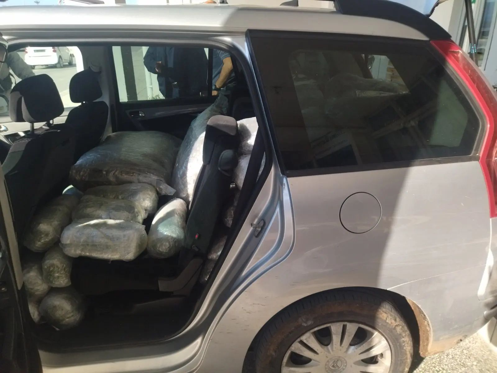 Policia greke kap në Igumenicë një automjet me 125 kg kanabis