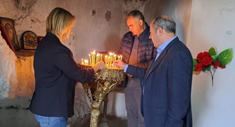 Anila Denaj, Niko Kuri dhe Kristo Kiço ndezin qirinj në shenjë solidarizimi