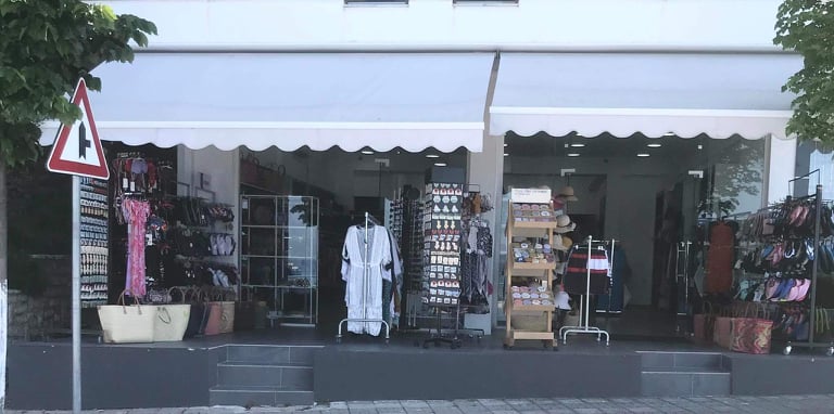 Dyqan suveniresh kërkon shitëse dhe sanitare për periudhën Prill-Tetor