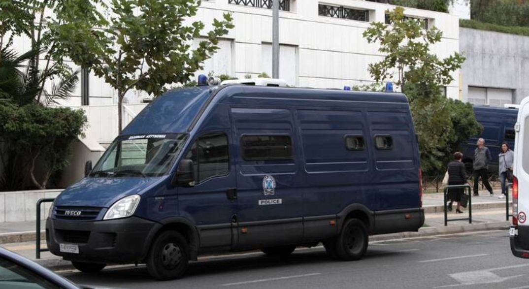 Prangosen 4 policisë grekë, akuzohen se torturuan një të burgosur shqiptar