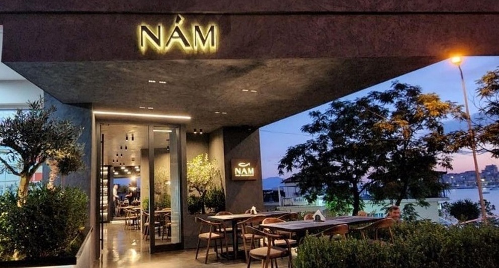 Restorant NAM në Sarandë kërkon të punësojë kamarier. Paga 120,000 lekë