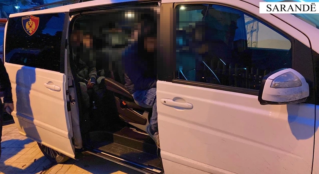 Policia kap një furgon me 10 emigrantë në Tatzat, prangoset drejtuesi i mjetit