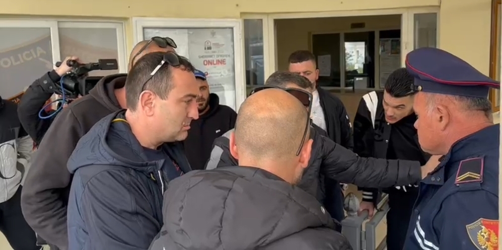 18 ditë nga zhdukja, familjarët e Fatmir Sulovari protestojnë në dyert e Komisariatit Sarandë &#8211; VIDEO