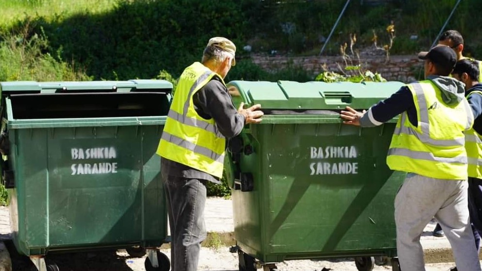 Në prag të sezonit turistik, në qytetin e Sarandës ka filluar vendosja e kontenierëve të rinj