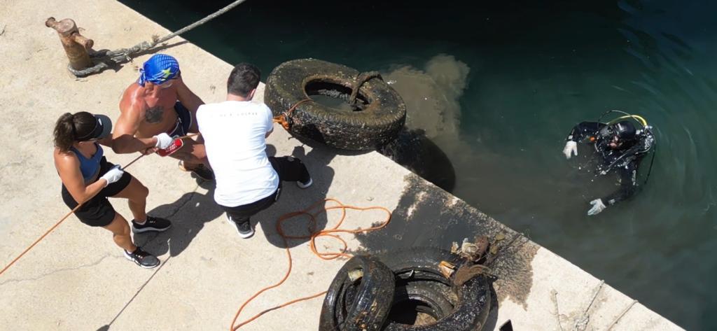 Nisma e Luleve vazhdon për të katërtin vit pastrimin e detit në Sarandë &#8211; VIDEO