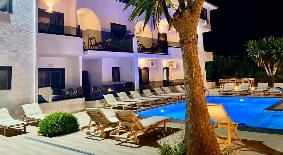Hotel Vila Park Bujari në Ksamil kërkon Sanitare me + 5 vjet eksperiencë pune. Paga 125,000 lekë