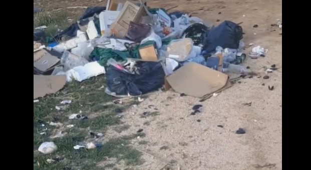 Qytetarja raporton gjendjen skandaloze të mbeturinave në Ksamil &#8211; VIDEO