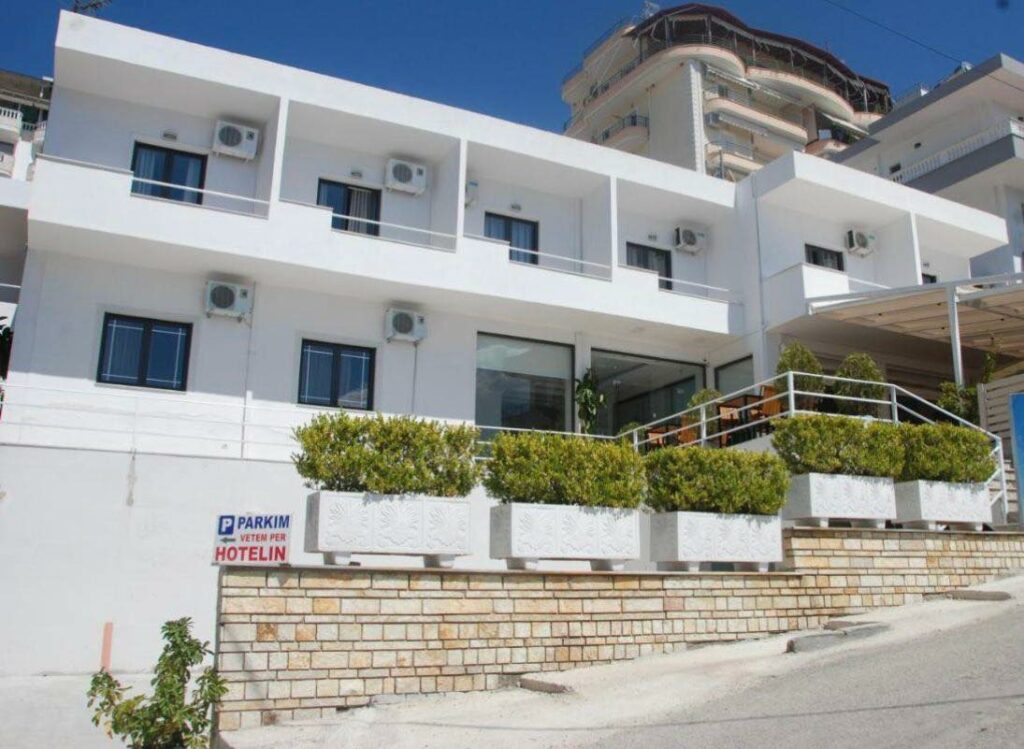 Hotel MS në Sarandë kërkon të punësojë Sanitare dhe Recepsioniste