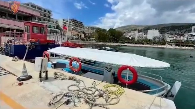 Policia bllokon një varkë, gjobë 1,1 milion: Nuk kishte dokumenta për aktivitet turistik &#8211; VIDEO