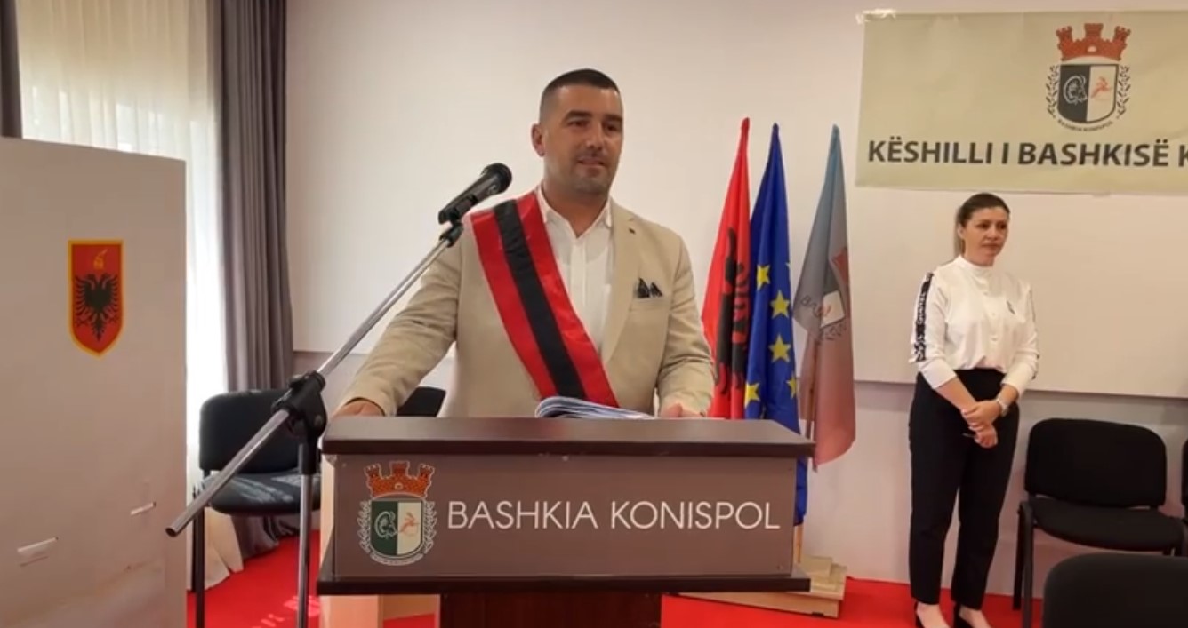 Zhvillohet mbledhja e Këshillit Bashkiak Konispol dhe betimi i kryetarit Ergest Dule &#8211; VIDEO