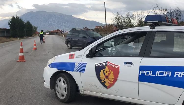 2 të rinj nuk i binden Policisë së Sarandës, kapen nga Policia Kufitare në Gjirokastër