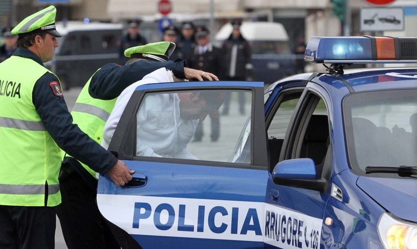 Policia prangos shoferin e autobusit: Na paraqiti licencë dhe leje transporti udhëtarësh fallso