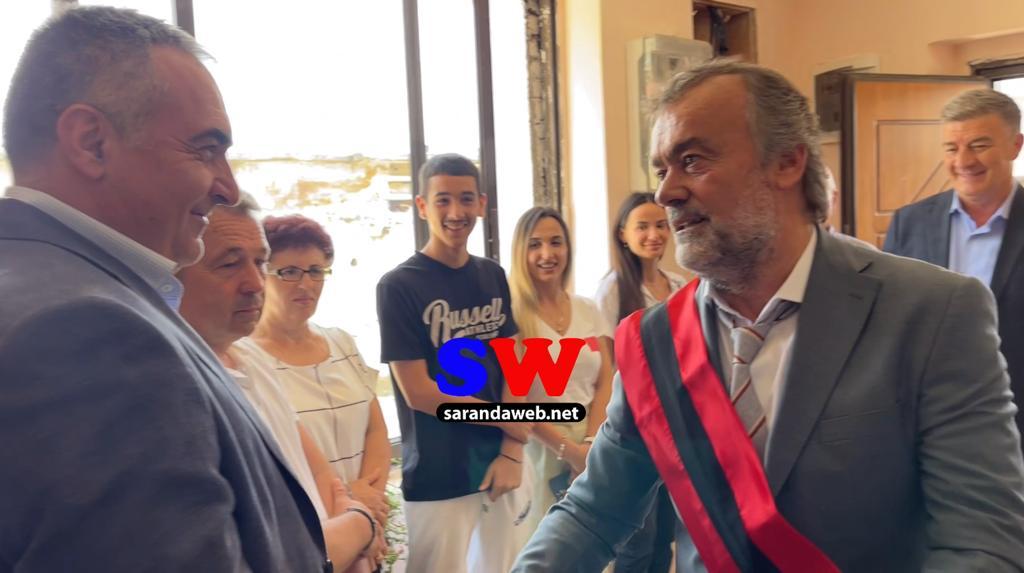 Momenti kur kryetari i ri i Bashkisë Finiq Romeo Çakuli pritet nga Kristo Kiço &#8211; VIDEO