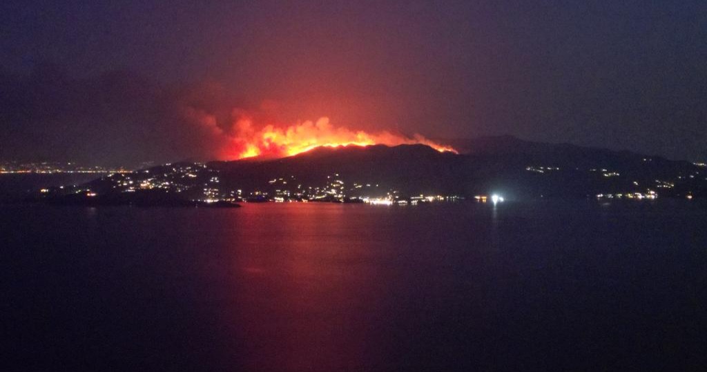 Zjarri në Korfuz del jashtë kontrollit, flakët mbërrijnë në shtëpitë e periferisë