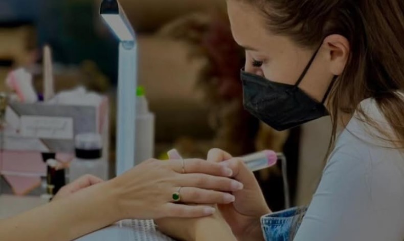 Sallon Silvia në Sarandë kërkon Estetiste për thonj (manikyr/pedikyr)