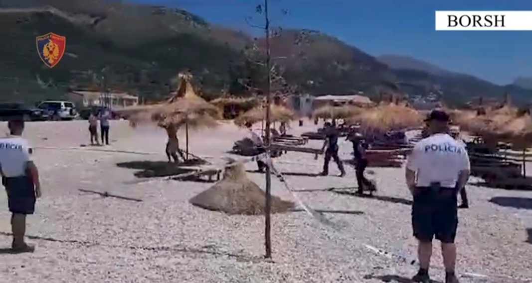VIDEO &#8211; Policia Bashkiake Himarë heq çadrat dhe shezllonët nga një plazh në Borsh, ishte pa leje