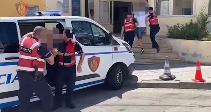 Policia ndalon 2 mjete me shofera nga Elbasani. Të dy të dehur dhe të dy në pranga