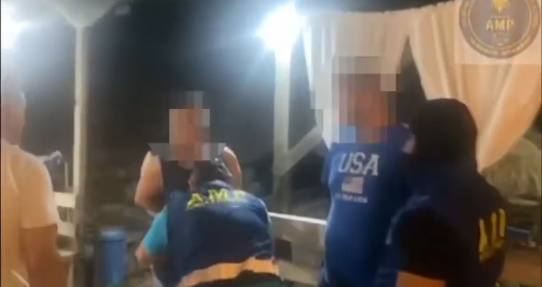 Polici kapet me 100 doza gjatë shpërndarjes, prangoset së bashku me bashkëpunëtorin &#8211; VIDEO