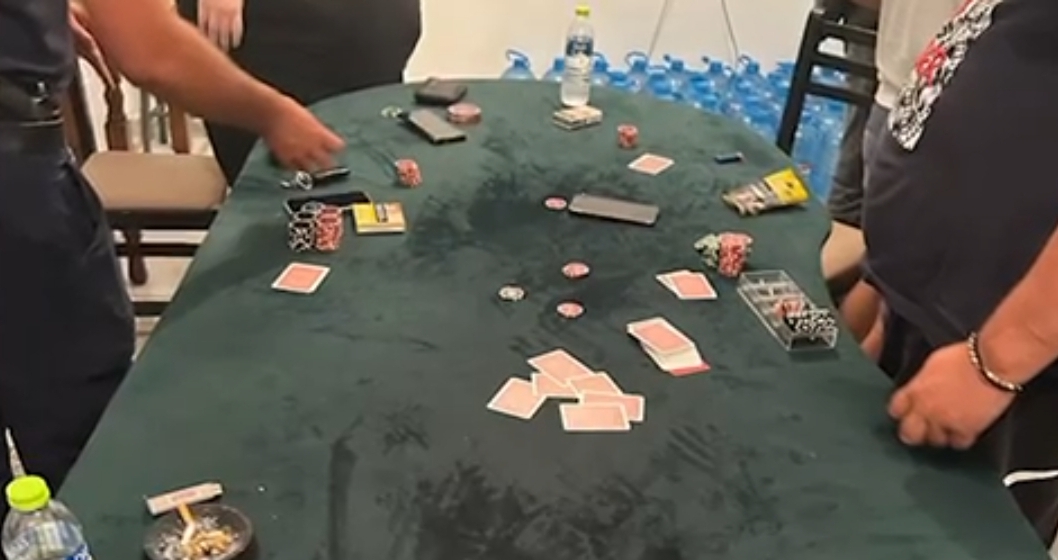 U kapën nga Policia duke luajtur Poker, procedohen. Sekuestrohen letrat dhe çipsat