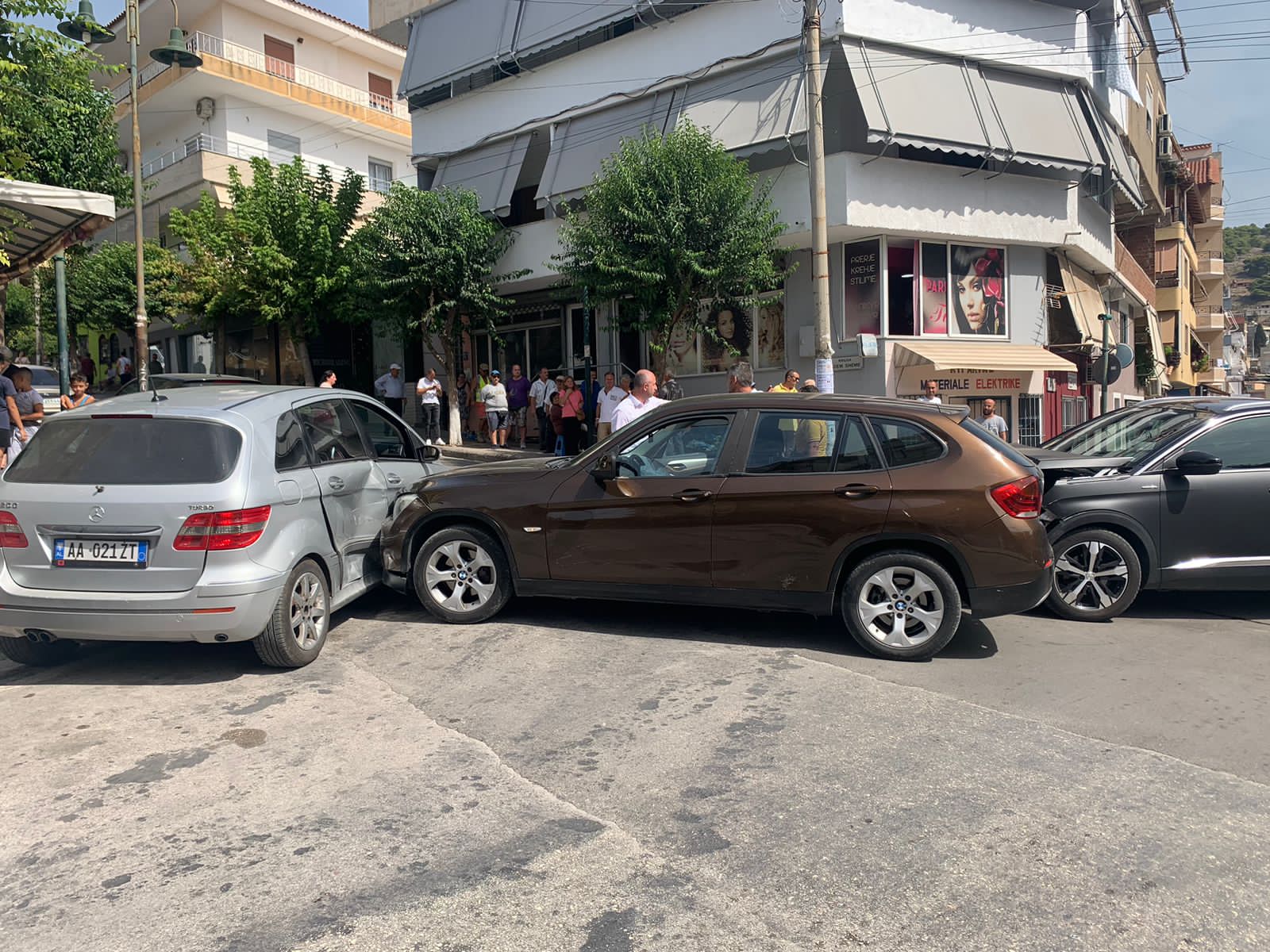 3 automjete përfshihen në aksident në një kryqëzim në Sarandë