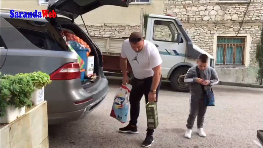 Spiro Iljazi ndihmon familjes në Delvinë