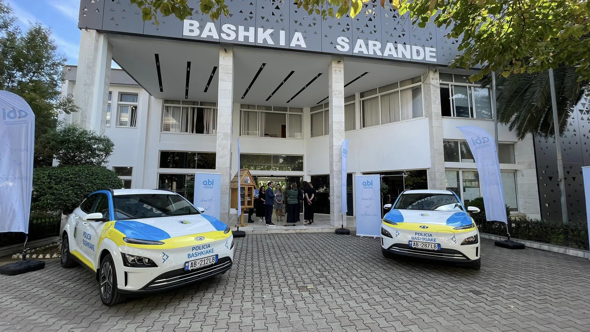 ABI Bank donacion 2 automjete elektrike me 0 km për Policinë Bashkiake të Sarandës &#8211; VIDEO