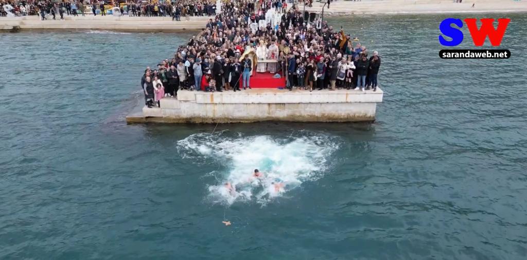 Ceremonia e Ujit të Bekuar në Sarandë, Leonidha Zisi kap kryqin &#8211; VIDEO me dron