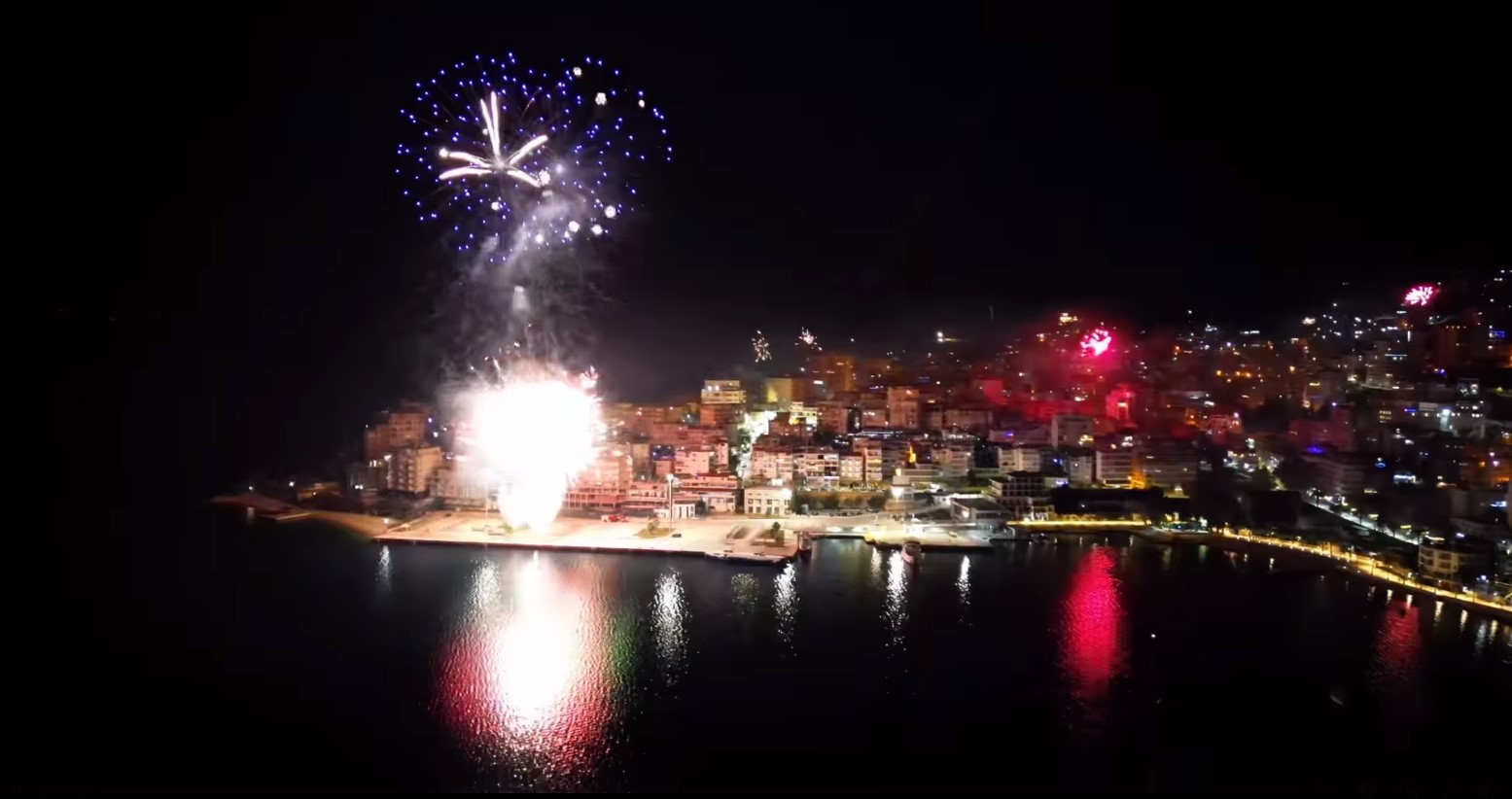 Spektakël fishekzjarresh në Sarandë, qytetarët festojnë Vitin e Ri në Shëtitore &#8211; VIDEO