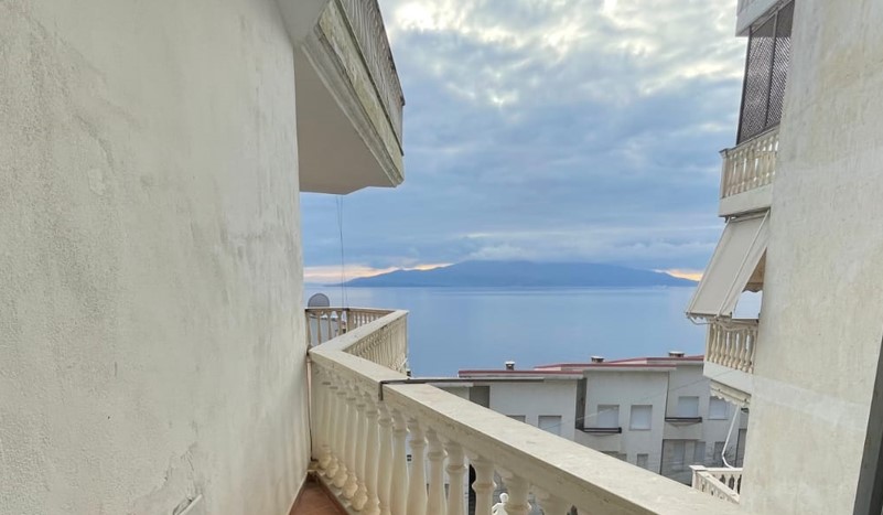 Shitet apartament 1+1, i pamobiluar përballë resortit Bougainville. Çmimi 58,000 euro