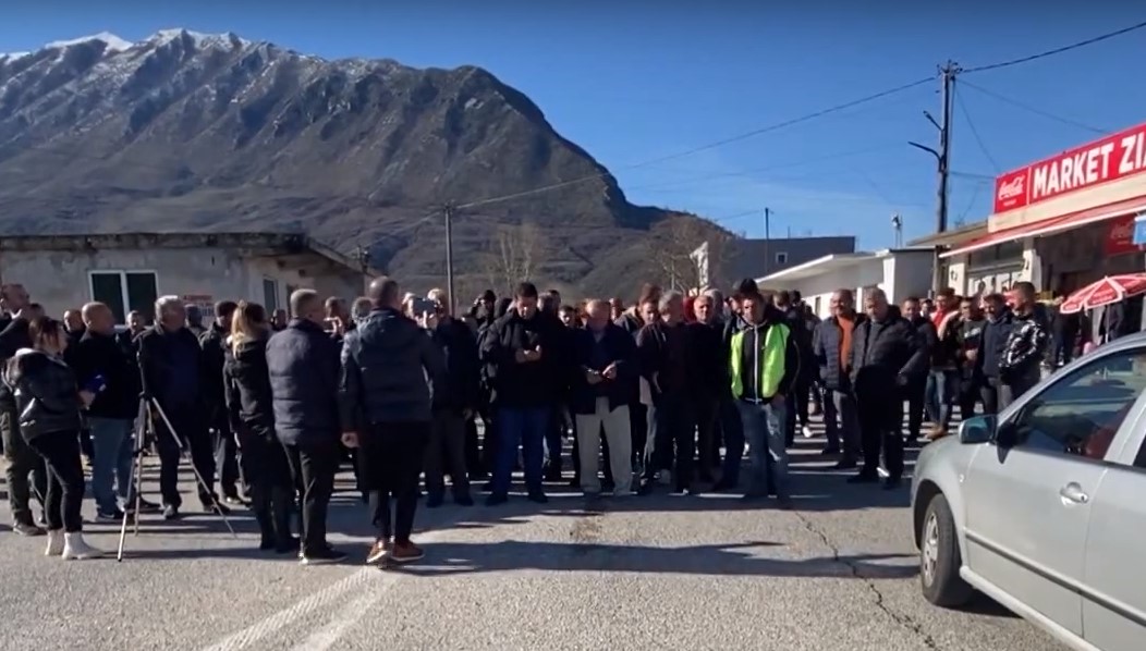 Blegtorët e Jugut në protestë: bllokojnë aksin nacional Gjirokastër-Sarandë &#8211; VIDEO