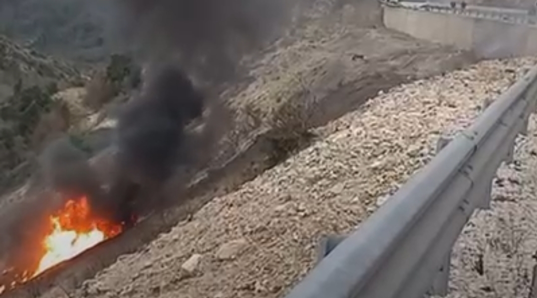 Kamioni bie në humnerë dhe merr flakë pranë tunelit të Skërficës, humb jetën shoferi &#8211; VIDEO