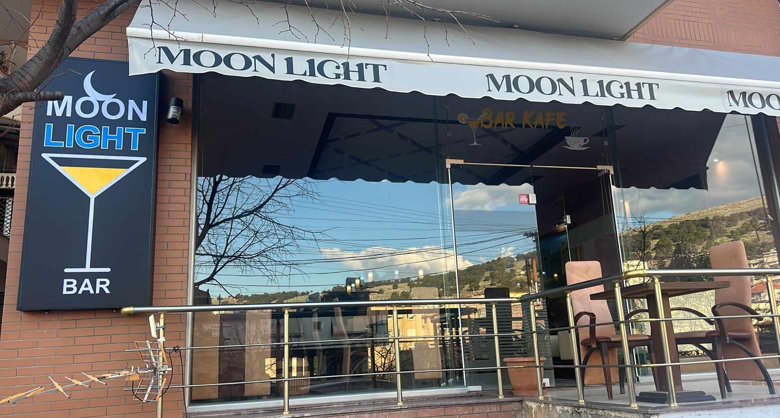 Bar Moonlight në Sarandë kërkon të punësojë Banakier/e dhe Kamarier/e, turni paradite