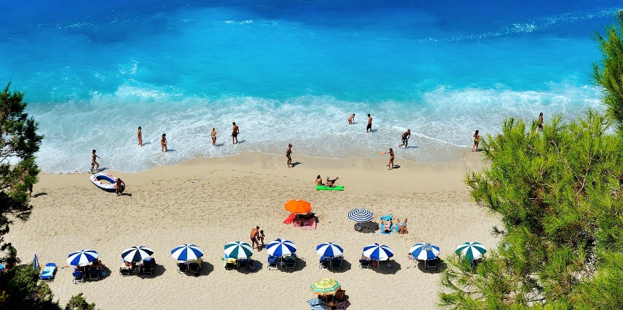 Greqia vendos rregulla të rrepta: 70% e plazhit publik, shezllonët 4 metër larg ujit