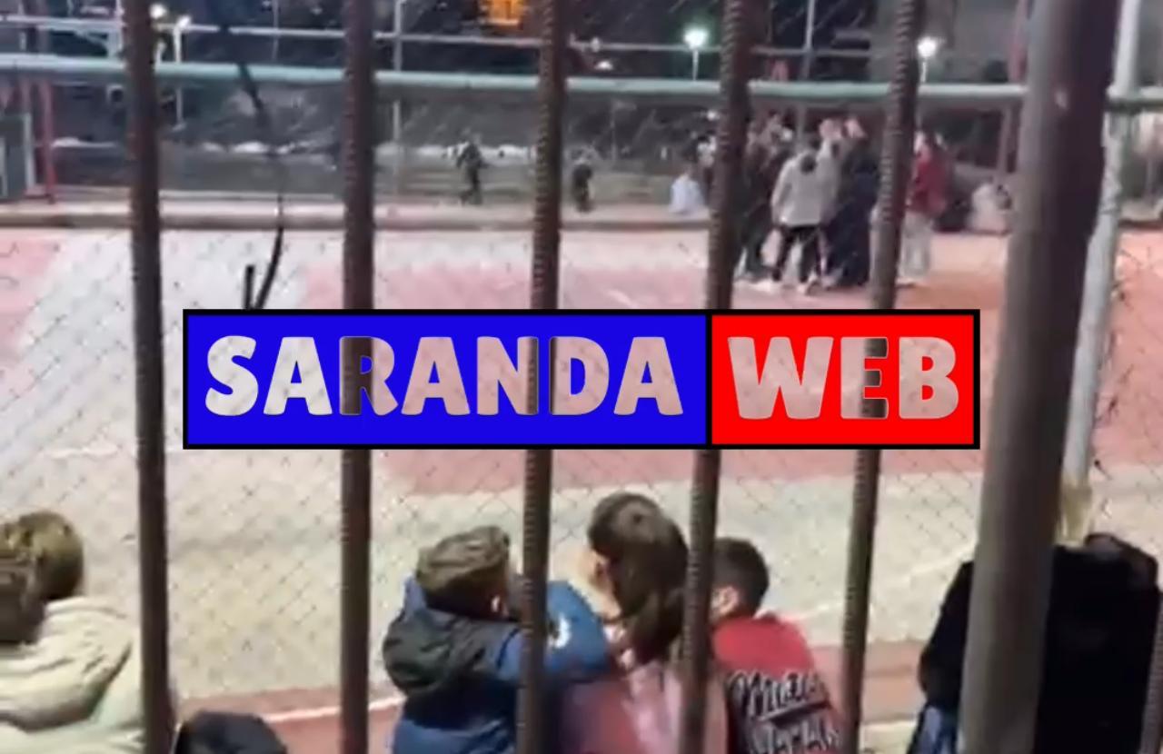 Qindra fëmijë që frekuentojnë të vetmin terren sportiv në Sarandë, të rrezikuar &#8211; VIDEO