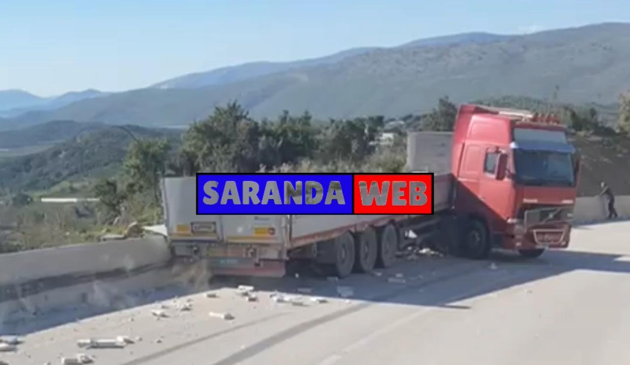 Rruga Kardhiq &#8211; Delvinë / Kamionin nuk e mbajnë as frenat dhe as betoni &#8211; VIDEO