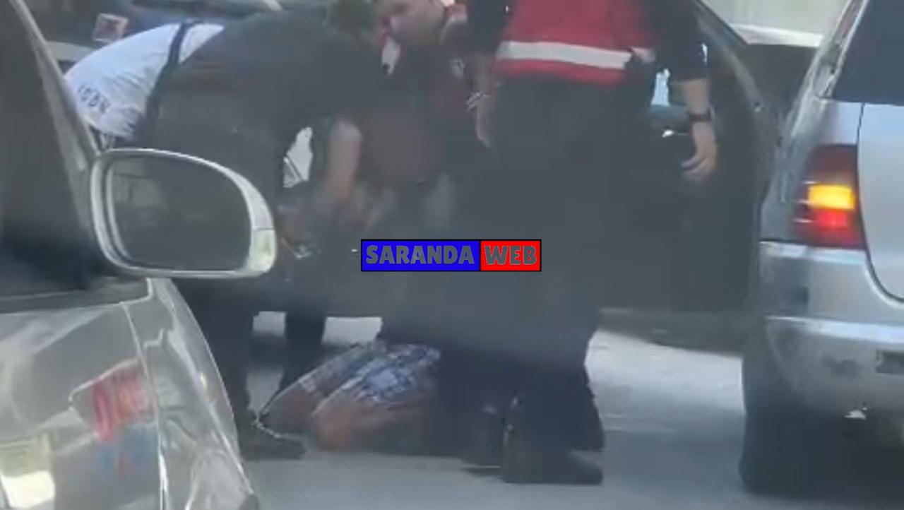 Policia gjunjëzon dhe prangos polakun në Sarandë &#8211; VIDEO